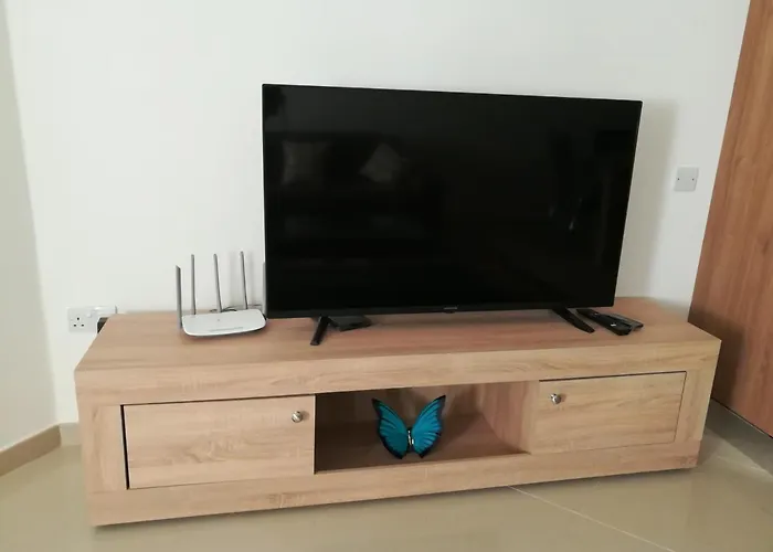 The Premier - Fully Airconditioned - Ample Parking *