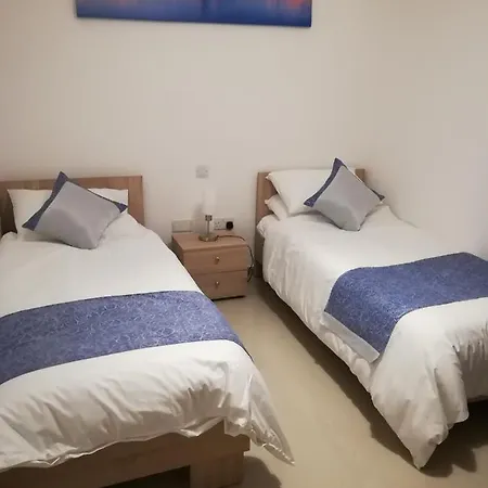 The Premier - Fully Airconditioned - Ample Parking Apartament